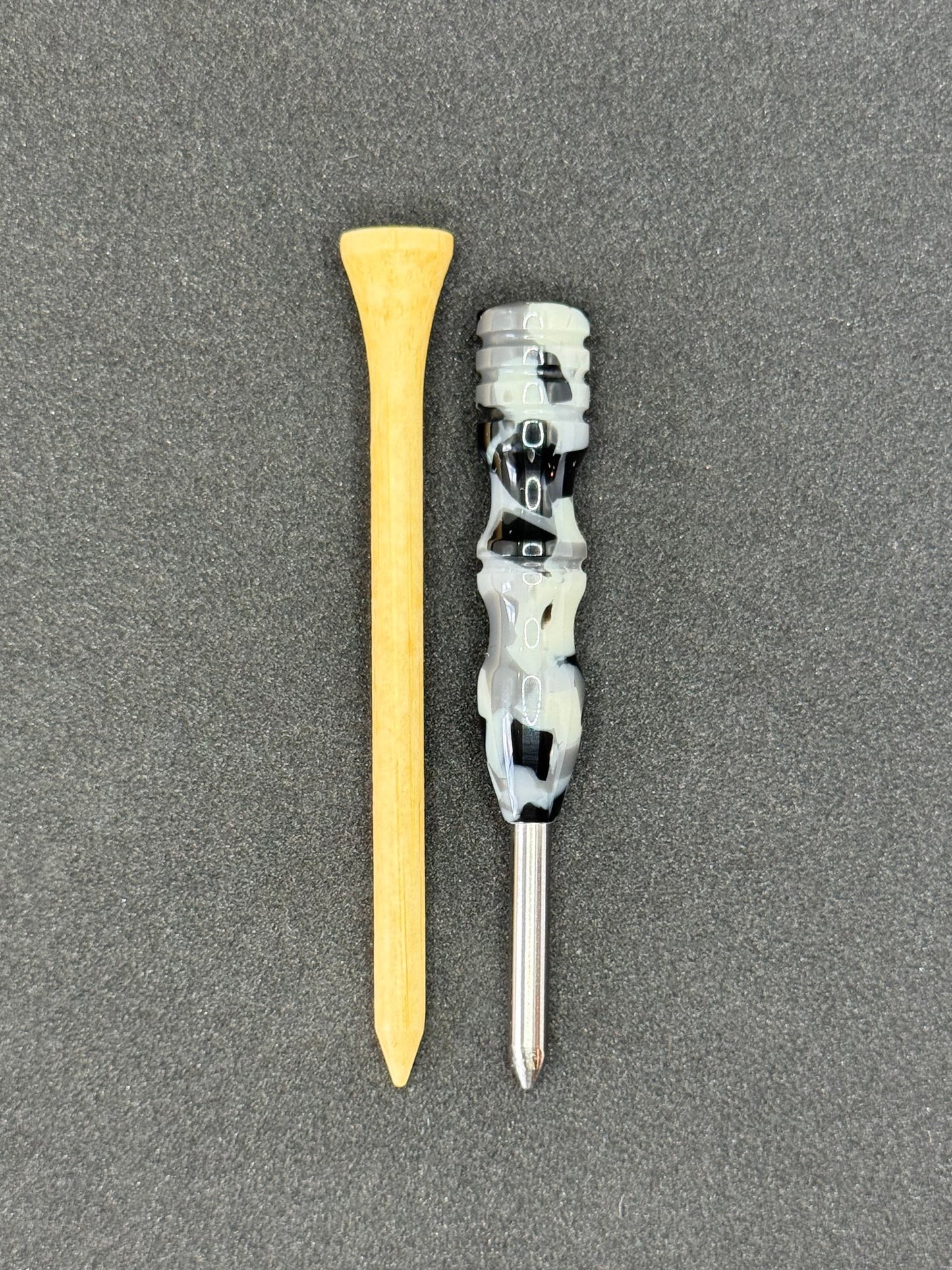 Single prong titanium divot tool - Digi Camo